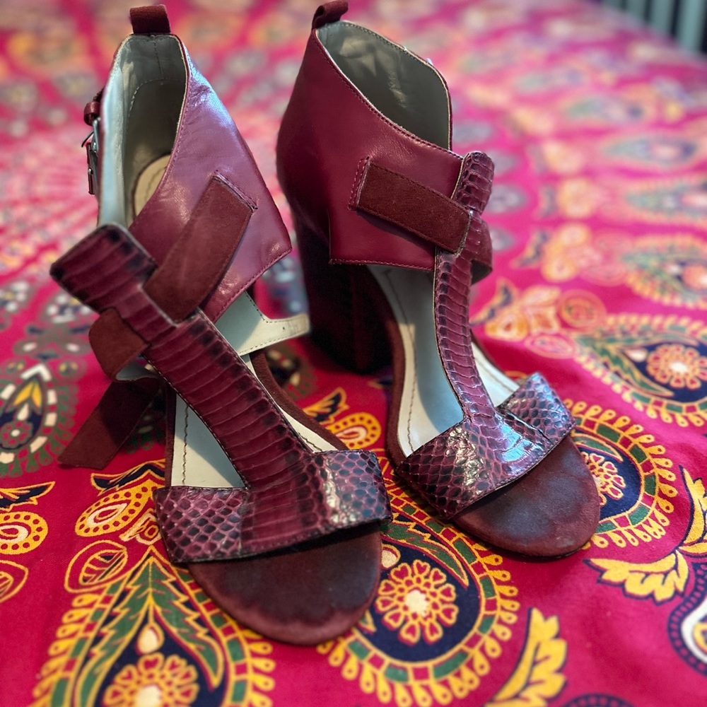 [Elizabeth & James] Leather Burgundy Buckle Block Heeled Sandal